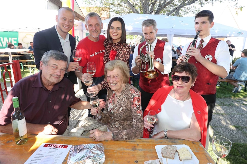 Maifest mit Musik in Wulkaprodersdorf: Vizebürgermeister Rene Pint durfte Astrid Eisenkopf und Maximilian Köllner begrüßen.  (Bild: Reinhard Judt)