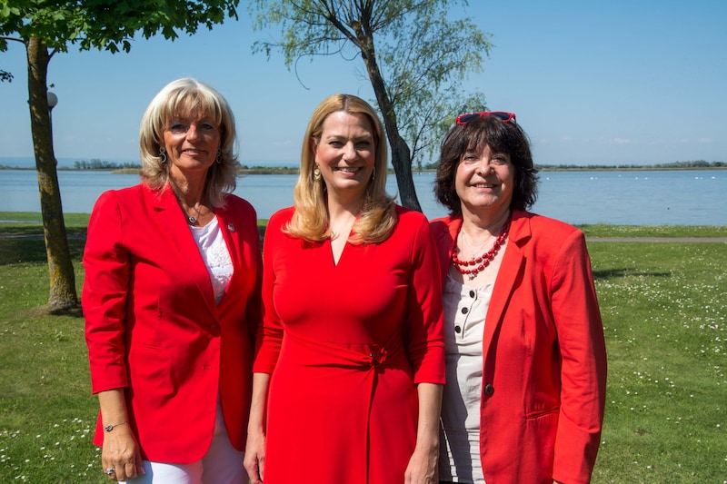 Ladies in Red: Lisa Böhm, Daniela Winkler und Gabi Nabinger.  (Bild: Charlotte Titz)
