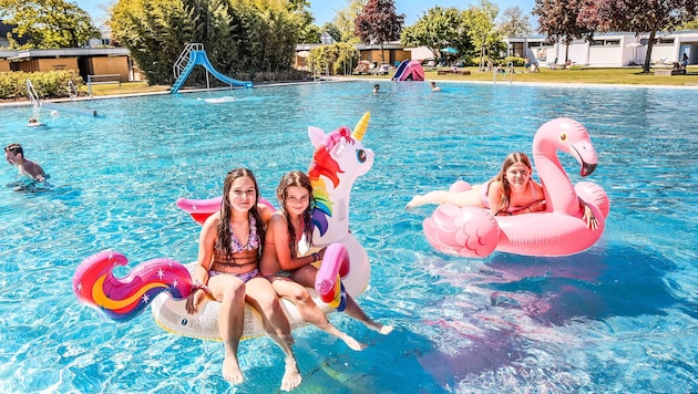 Anna, Sarah und Emilie hatten am Feiertag viel Spaß im Freibad Braunau (Bild: Pressefoto Scharinger/Daniel Scharinger)