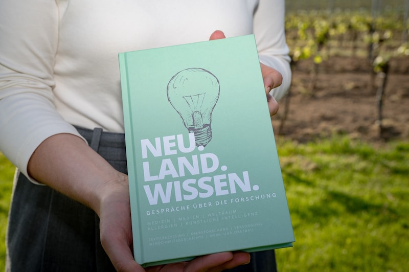 Forschung kann begeistern: Das Buch „Neu.Land.Wissen.“ bietet auf fast 150 Seiten interessante Einblicke in die Wissenschaft. (Bild: Molnar Attila)