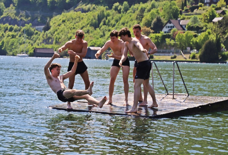 Hartgesottene Burschen: Fabian, Niklas, Kevin, Sebastian und Xaver aus Vöcklabruck vergnügten sich am 1. Mai im nur 10,5 Grad kalten Traunsee. (Bild: Hörmandinger Marion)
