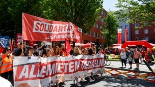 Die Kommunisten-Demo mit Start am Hauptbahnhof traf vor der AK-Zentrale auf das Maifest der Sozialisten. (Bild: Markus Tschepp)