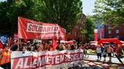 Die Kommunisten-Demo mit Start am Hauptbahnhof traf vor der AK-Zentrale auf das Maifest der ...