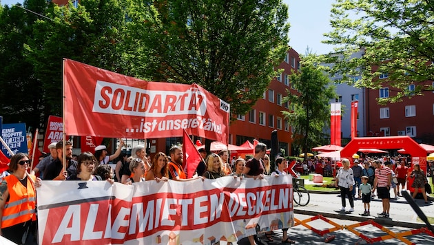 Die Kommunisten-Demo mit Start am Hauptbahnhof traf vor der AK-Zentrale auf das Maifest der Sozialisten. 