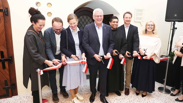 Die Vizebürgermeister Charlotte Toth-Kanyak und Istvan Deli, Landesvize Anja Haider- Wallner, Stadtchef Steiner, Bruder Jobino Matthew, Primarius Martin Wehrschütz und Projektleiterin Kroemer. (Bild: Reinhard Judt)