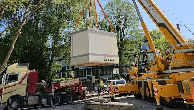 Das neue Häuschen des Transformators wurde am vergangenen Mittwoch per Kran eingehoben.