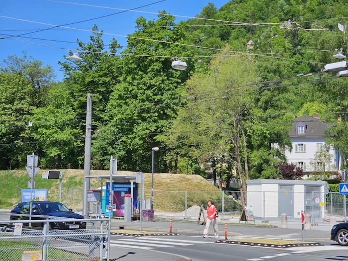 Die 10-kV-Station steht beim Kreisverkehr in der Bürglsteinstraße unweit des Volksgartenbades ...