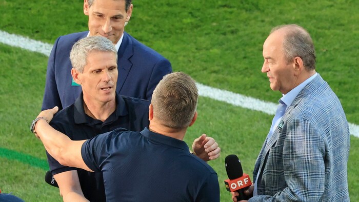 Hartberg-Trainer Manfred Schmid gratulierte Didi Kühbauer.