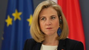 Meinl-Reisinger zieht aktuell den Zorn eines bosnisch-serbischen Extremisten auf sich. (Bild: AP/Darko Vojinovic)