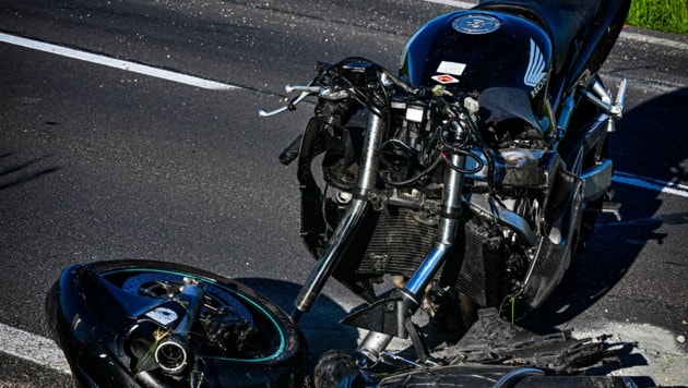 Das Motorrad wurde bei dem Crash in mehrere Teile gerissen. (Bild: FOTOKERSCHI / WERNER KERSCHBAUMMAYR)
