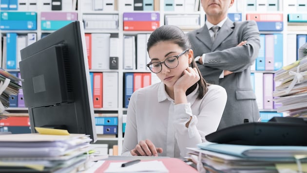 Wenn der Chef Mitarbeiter ausspioniert, ist das nicht nur unangenehm, sondern je nach Art und Weise illegal. (Bild: StockPhotoPro - stock.adobe.com)