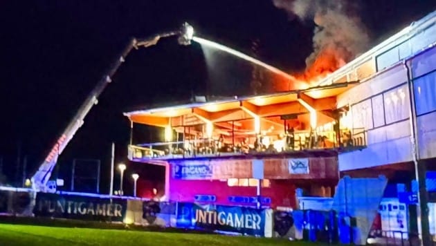 Das Dach der Lavanttal-Arena steht in Flammen! (Bild: Elena Überbacher)