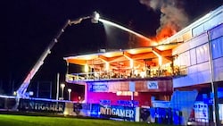 Das Dach der Lavanttal-Arena steht in Flammen! (Bild: Elena Überbacher)