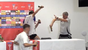 Trainer Didi Kühbauer kann sich vor der Bierdusche nicht drücken. (Bild: krone.at)