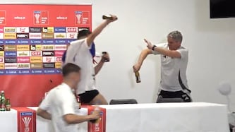 Trainer Didi Kühbauer kann sich vor der Bierdusche nicht drücken. (Bild: krone.at)