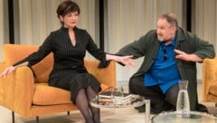 Psychotherapeutin Ela (Katharina Stemberger) hat den Allmächtigen (Wolf Bachofner) in ihrer Praxis und muss ihn von der Idee, abbringen, die Menschheit auszulöschen. (Bild: Karl Satzinger)