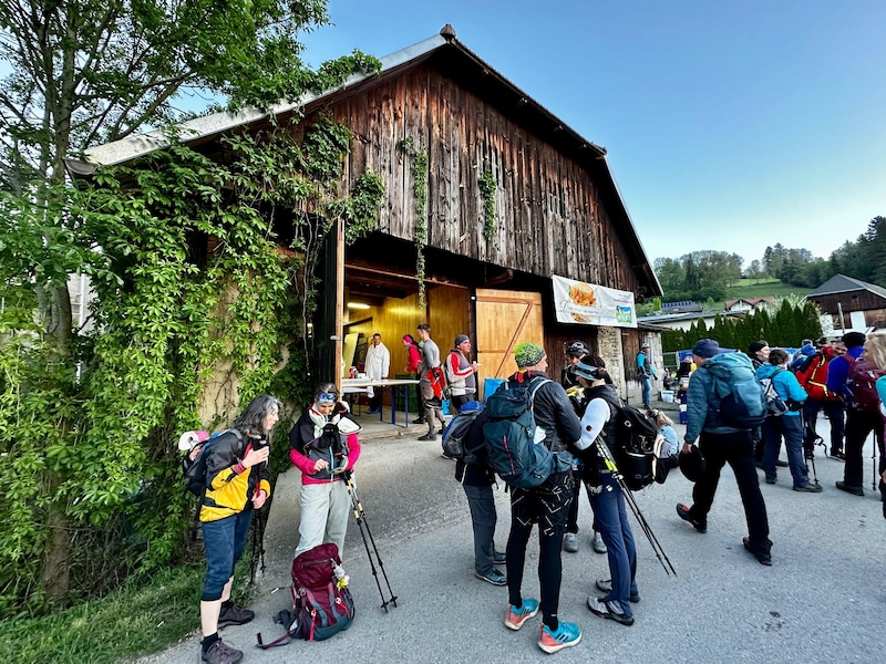 Viele Wanderer stärken sich zwischen den Bergen (Bild: Clara-Milena Steiner)