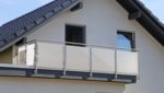 Der Familienvater war laut Polizei bei Arbeiten vom Balkon gestürzt (Symbolbild). (Bild: U. J. Alexander - stock.adobe.com)