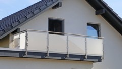 Der Familienvater war laut Polizei bei Arbeiten vom Balkon gestürzt (Symbolbild).