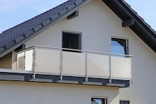 Der Familienvater war laut Polizei bei Arbeiten vom Balkon gestürzt (Symbolbild). (Bild: U. J. Alexander - stock.adobe.com)