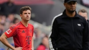 Thomas Müller zeigt sich von der Reaktion der Bayern-Fans gerührt.  (Bild: AP/ASSOCIATED PRESS)