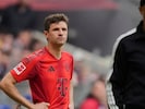 Thomas Müller zeigt sich von der Reaktion der Bayern-Fans gerührt.  (Bild: AP/ASSOCIATED PRESS)