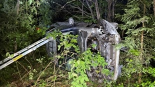 Der Pkw krachte gegen einen Baum und landete auf der Seite. (Bild: ZOOM Tirol)