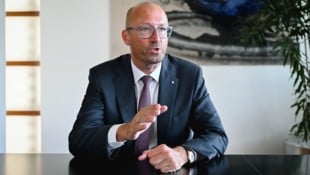 Reinhard Schwendtbauer hatte ursprünglich gar nicht geplant gehabt, in einer Bank zu arbeiten. Seit Donnerstag ist er Chef der Raiffeisenlandesbank Oberösterreich. (Bild: Wenzel Markus)