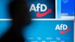 Die Partei darf nun intensiver beschattet werden. (Bild: AFP/JENS SCHLUETER)