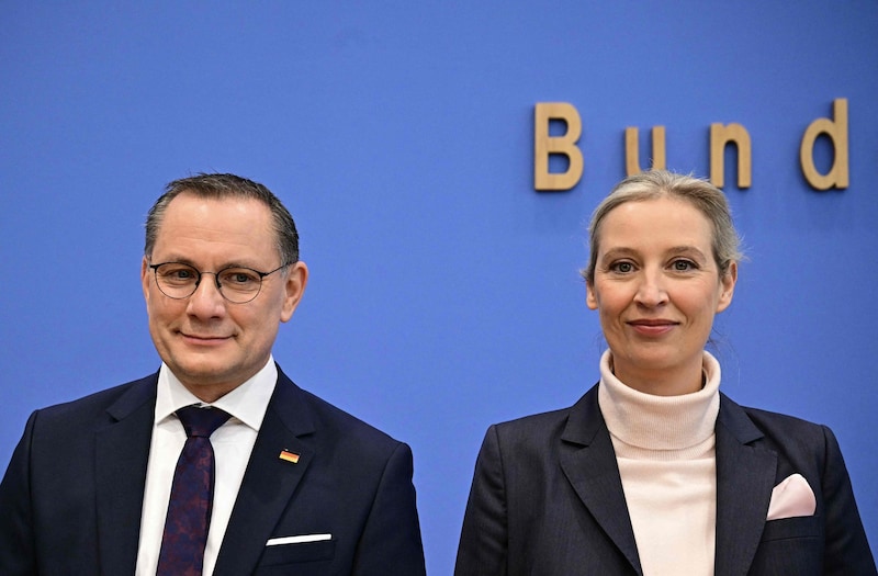 Die Partei wird von Tino Chrupalla und Alice Weidel geführt. (Bild: AFP/TOBIAS SCHWARZ)