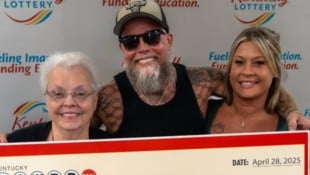 Nur Stunden nach diesem Foto wurden die Lottogewinner verhaftet.  (Bild: Kentucky Lottery )