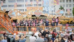 „Die Kirmes-Könige“ werden jeweils samstags auf RTL Nitro ausgestrahlt, oder im Stream auf RTL Plus. – Die „Feuer & Eis“-Eröffnung (o.) wird in der Serie zu sehen sein. (Bild: Wenzel Markus)