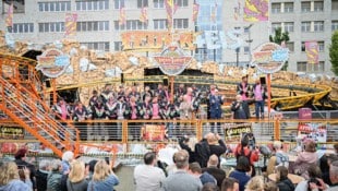 „Die Kirmes-Könige“ werden jeweils samstags auf RTL Nitro ausgestrahlt, oder im Stream auf RTL Plus. – Die „Feuer & Eis“-Eröffnung (o.) wird in der Serie zu sehen sein. (Bild: Wenzel Markus)