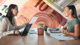 Bislang kaum denkbar, in Zukunft vielleicht völlig normal: Gespräche mit Kollegen über das eigene und deren Gehalt. (Bild: Krone KREATIV/Markus Wenzel, stock.adobe.com/Yuri Arcurs)