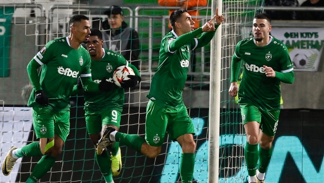 Ludogorez Rasgrad hat sich zum 14. Mal in Folge zum bulgarischen Fußball-Meister gekürt. (Bild: AFP/APA/Nikolay DOYCHINOV)