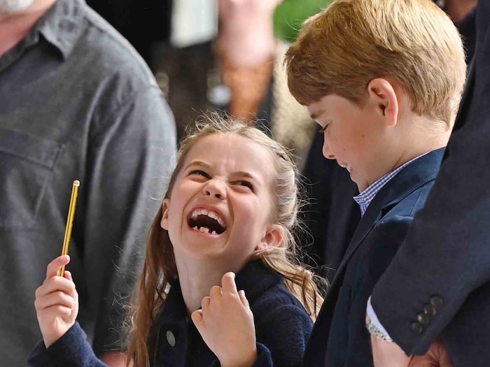Prinzessin Charlotte mit Prinz George als fröhliche kleine Schwester