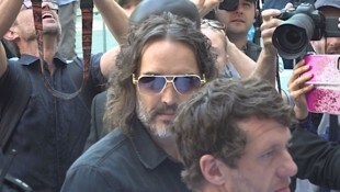 Der wegen Sexualdelikten angeklagte Russell Brand bei seiner Ankunft vor Gericht. Die ...