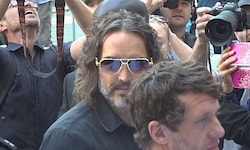Der wegen Sexualdelikten angeklagte Russell Brand bei seiner Ankunft vor Gericht. Die ...