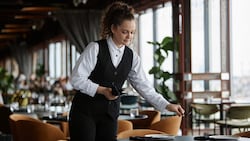 Seit Jahresbeginn sank die Zahl der jungen Erwachsenen ohne Job schon um 1700, im Vergleich zum Vorjahr sind aber deutlich mehr arbeitssuchend. (Bild: stock.adobe.com null)