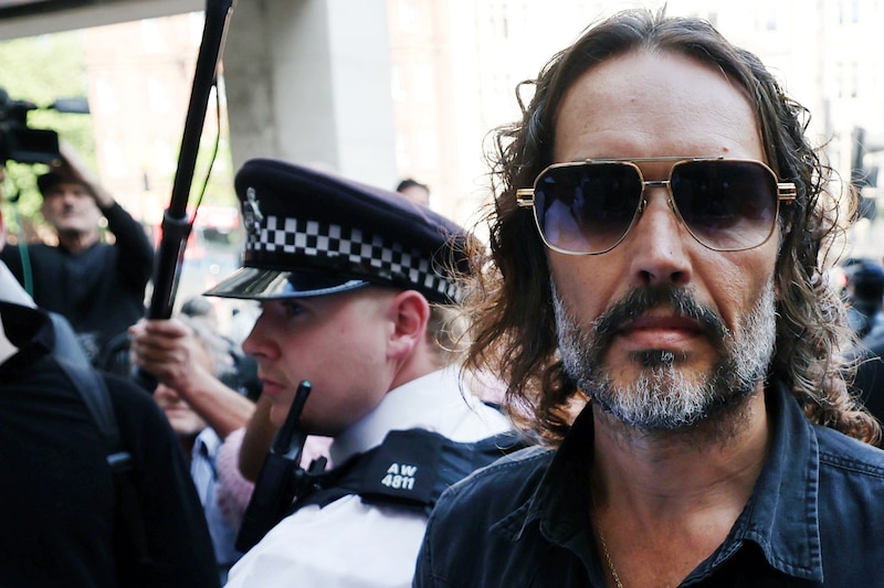Russell Brand beim Eintreffen am Westminster Magistrates’ Court in London. (Bild: EPA/ANDY RAIN)