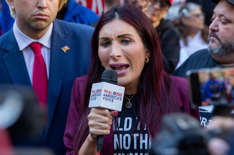 Laura Loomer gilt als rechtsextreme Verschwörungsideologin. (Bild: AP/Ted Shaffrey)