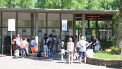 Wer sich jetzt noch keinen Saisonpass geholt hat, könnte bei den Kassenschaltern ins Schwitzen geraten. Bei den sommerlichen Temperaturen wird eine lange Schlange erwartet. (Bild: Zwefo)