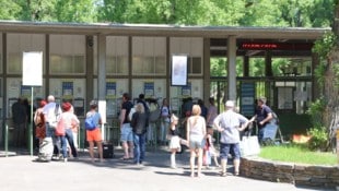 Wer sich jetzt noch keinen Saisonpass geholt hat, könnte bei den Kassenschaltern ins Schwitzen geraten. Bei den sommerlichen Temperaturen wird eine lange Schlange erwartet. (Bild: Zwefo)