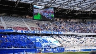 Hartbergs Fans sorgten für eine spektakuläre Choreo in Klagenfurt. (Bild: GEPA)