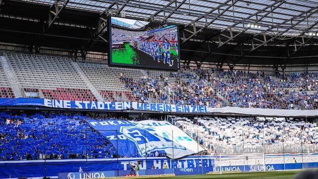 Hartbergs Fans sorgten für eine spektakuläre Choreo in Klagenfurt. (Bild: GEPA)