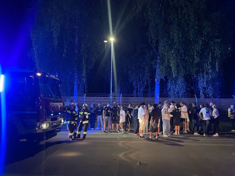 Mehr als 600 Fans mussten evakuiert werden. (Bild: Elena Überbacher)