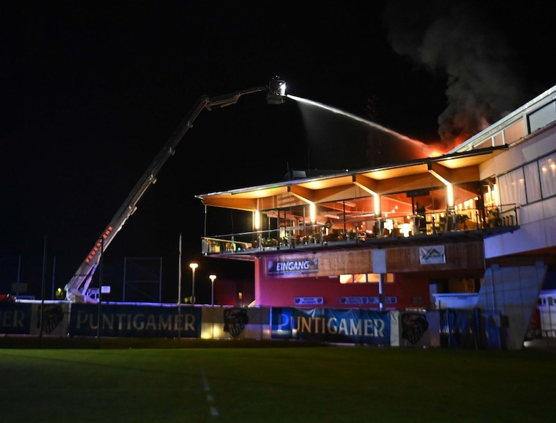Das Dach des WAC-Stadions stand in Flammen. (Bild: Elena Überbacher)