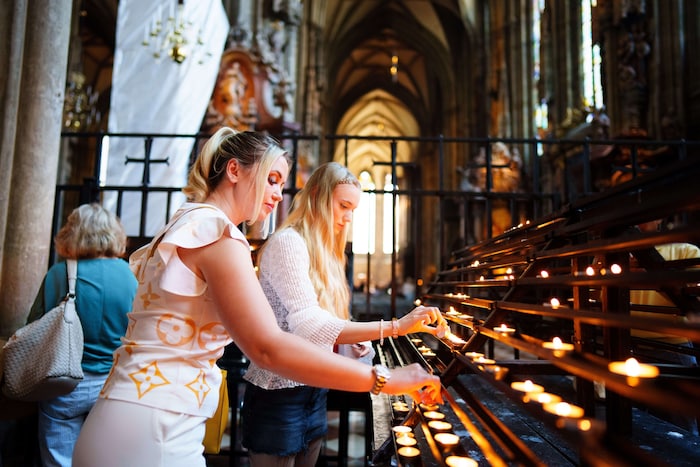 Auch am Friedhof war Lugner bereits, um ihrem Ex-Mann die Ehre zu erweisen. Im Stephansdom zündeten Tochter Leonie und sie ein Kerzerl an.