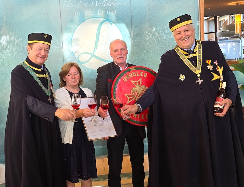 Der Uhudler der Familie Kaiser trägt ab sofort den Titel „Ritterordenswein“. (Bild: Weber Franz)