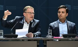 Die Klubchefs Wöginger und Shetty haben die Reform präsentiert.